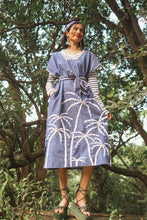 Load image into Gallery viewer, Papiya Caftan - Chambray with White Palms